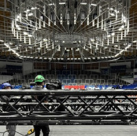 Pódium a aparatura v pohybu